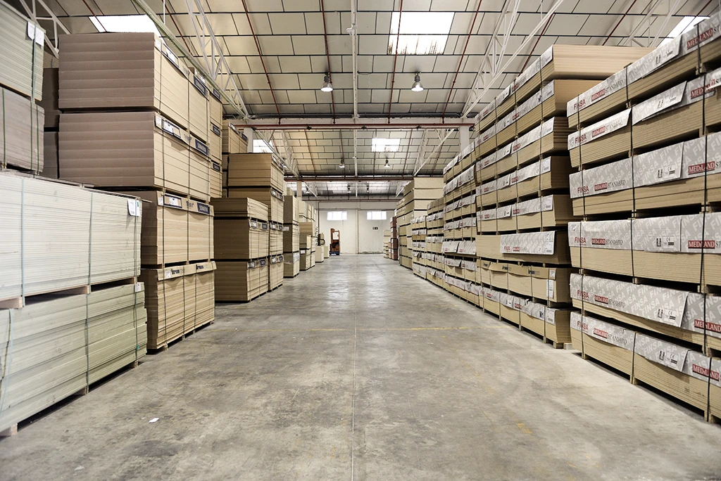 Almacenamiento y acopio de pallets de productos de madera en la planta de FINSA
