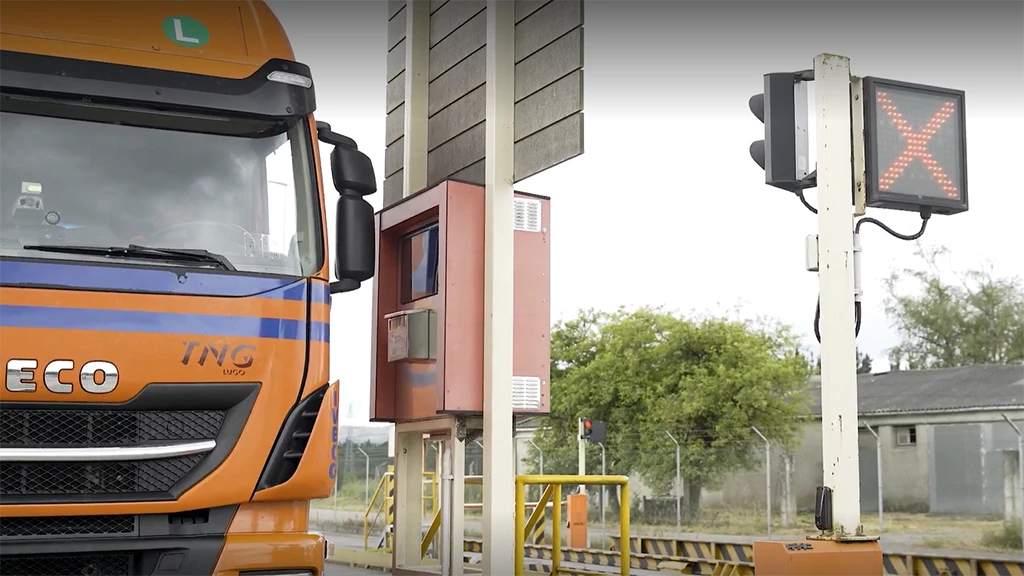 Terminal de control de accesos desatendido e interfaz para conductores de camión en planta industrial